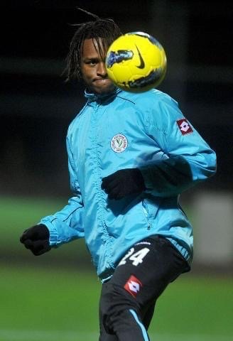 En contrôle du ballon lors d'un entraînement professionnel, concentration et technique au rendez-vous
